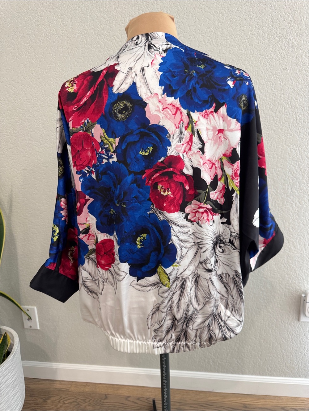White House Black Market Floral V-Neck Blouse in Blue, Red & White - Picture 3 of 4
